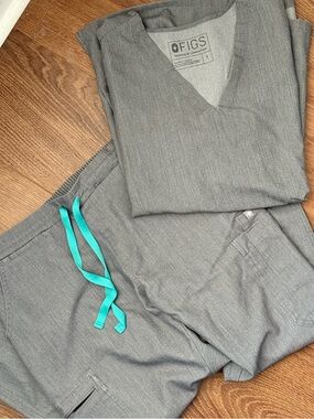 FIGS Grey Scrub Set Small – Casma 3-Pocket Top + Yola Skinny Pants